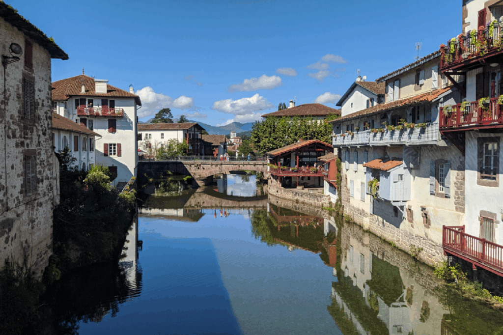 Paysage de Saint-Jean-Pied-de-Port avec le cours d'eau entre les maisons