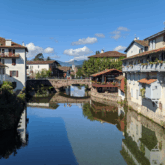 Paysage de Saint-Jean-Pied-de-Port avec le cours d'eau entre les maisons