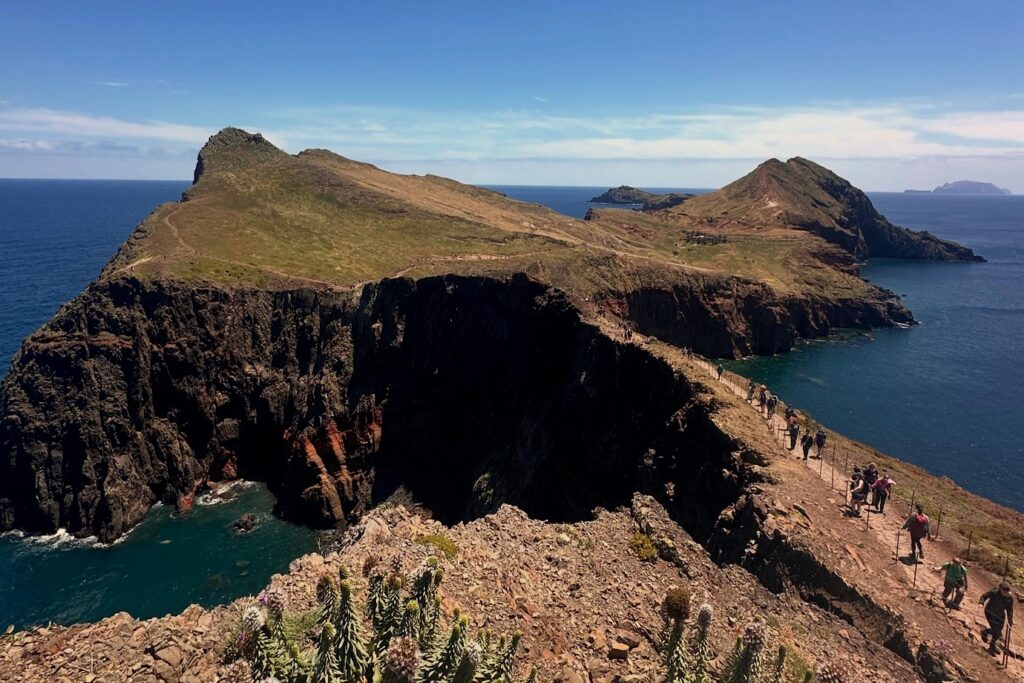 Paysage de madère avec des sommets qui passent au-dessus de l'ocean