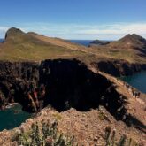 Paysage de madère avec des sommets qui passent au-dessus de l'ocean