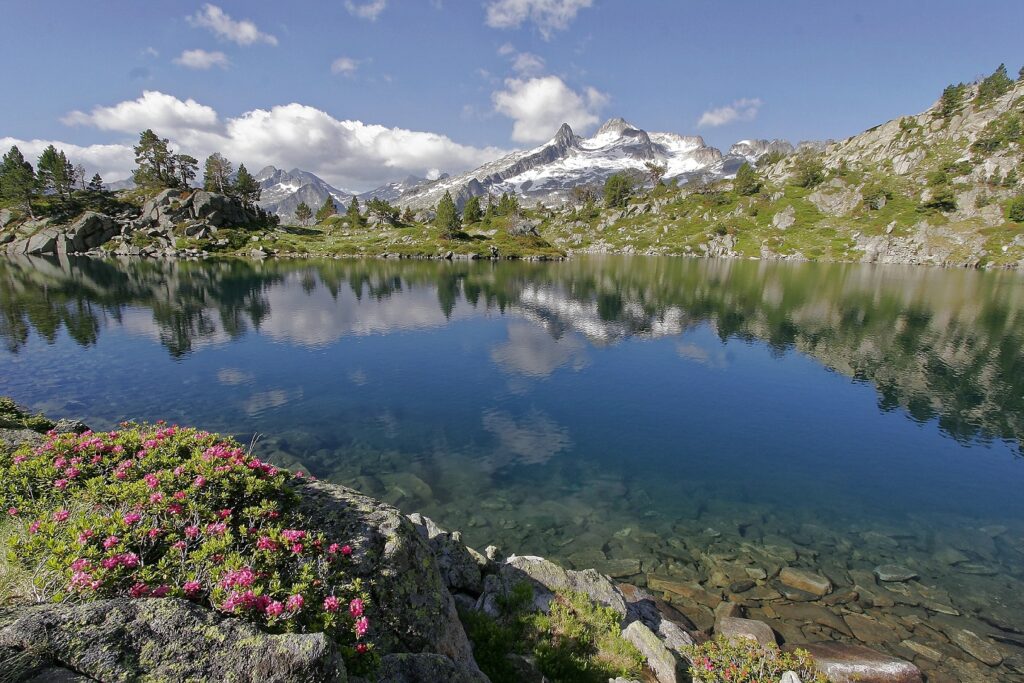 Paysage de montagne avec un lac au centre de l'image et des sommets au niveau du pourtour