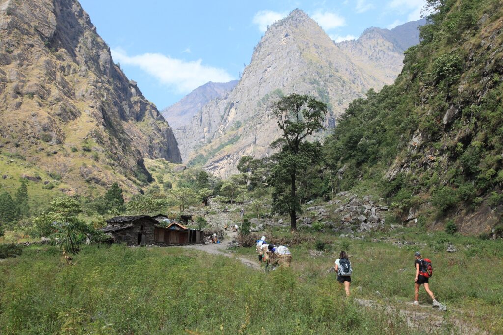 Groupe de randonneurs sur un sentier, lors du tour accompagné du Manaslu au Népal
