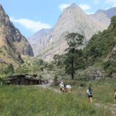 Groupe de randonneurs sur un sentier, lors du tour accompagné du Manaslu au Népal