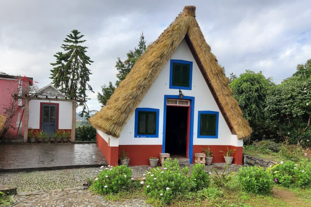 Maison typique de Madère avec un toit en paille et des murs colorés