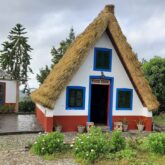 Maison typique de Madère avec un toit en paille et des murs colorés