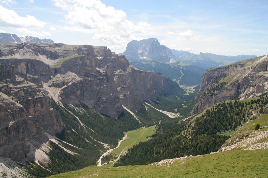 Paysage de montagne dans le massif italien des Dolomites avec un point de vue sur la vallée formée par les différentes parties de la montagne