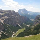 Paysage de montagne dans le massif italien des Dolomites avec un point de vue sur la vallée formée par les différentes parties de la montagne