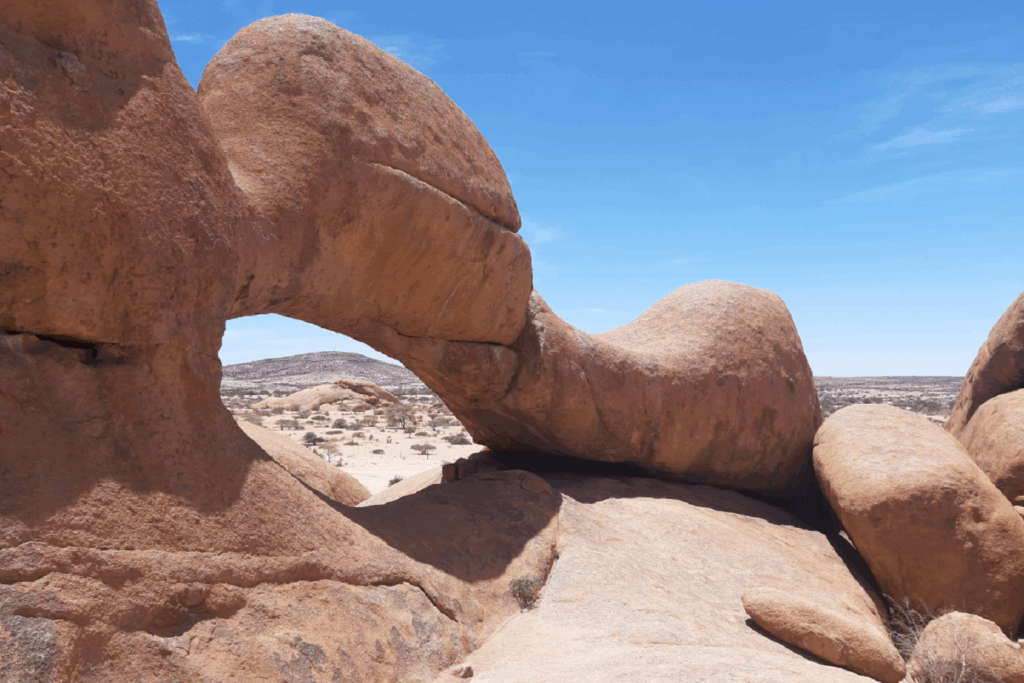 Paysage rocheux de Namibie avec du ciel bleu