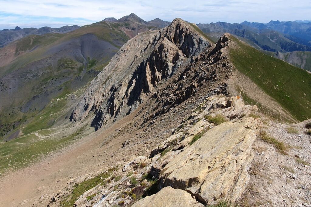 Point de vue d'une crête et de plusieurs sommets en arrière-plan.