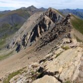 Point de vue d'une crête et de plusieurs sommets en arrière-plan.