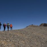 Groupe de randonneurs sur un sentier de randonnée se dirigeant vers le sommet du M'goun qui se situe au bout de la crête