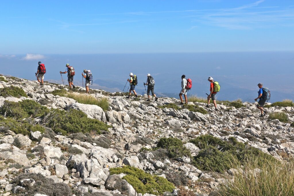 Groupe de randonneurs sur une crête de montagne des Baléares