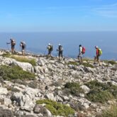 Groupe de randonneurs sur une crête de montagne des Baléares