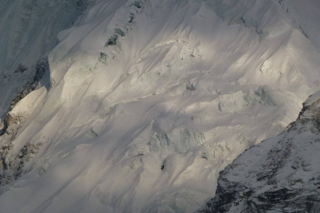 Image rapprochée des couches de neige au Népal lors de l'approche du camp de base de l'Everest