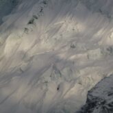 Image rapprochée des couches de neige au Népal lors de l'approche du camp de base de l'Everest