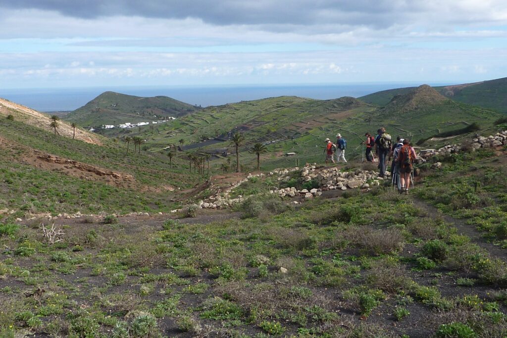 groupe de randonneurs sur un sentier de montagne dans les Canaries