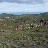 groupe de randonneurs sur un sentier de montagne dans les Canaries