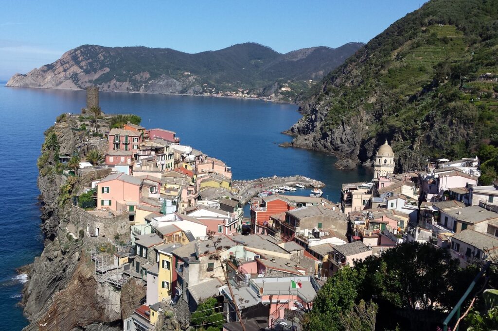 Paysage d'un village typique des cinque terres face à la mer en contrebas