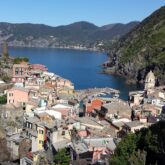Paysage d'un village typique des cinque terres face à la mer en contrebas