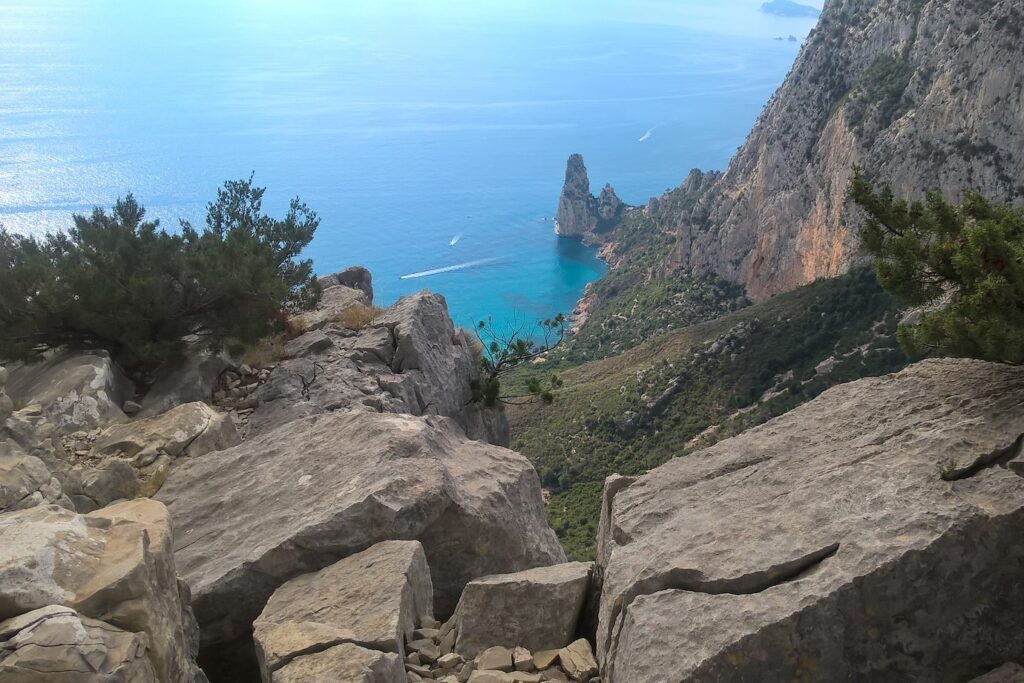 Vue de la mer en Sardaigne en contrebas avec des parois de pierre de chaque côté
