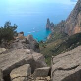 Vue de la mer en Sardaigne en contrebas avec des parois de pierre de chaque côté