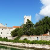 Paysage croate d'un fort avec un court d'eau au premier plan