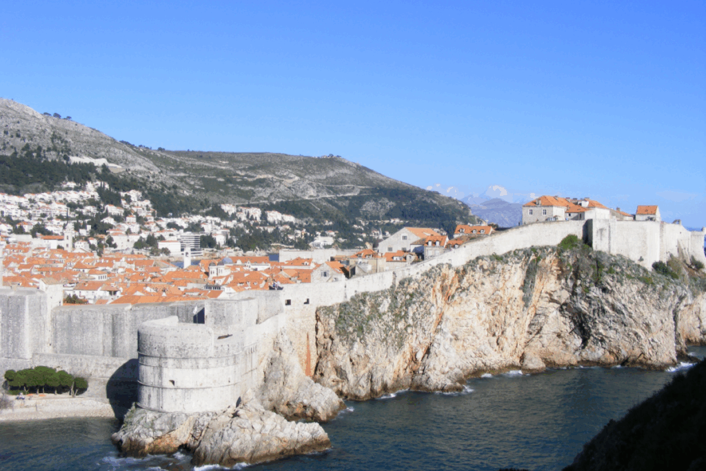 Paysage côtier en Croatie avec des falaises qui se jettent dans l'eau