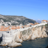 Paysage côtier en Croatie avec des falaises qui se jettent dans l'eau