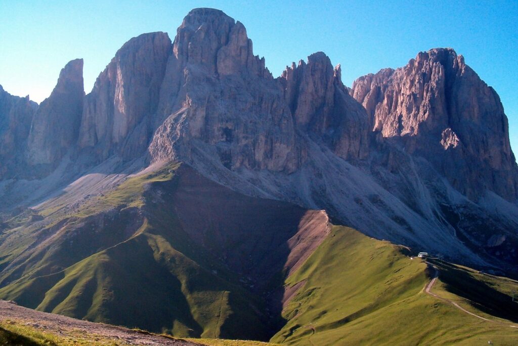 Paysage de sommets aux couleurs rouges avec beaucoup de végétation au pied des montagnes dans les dolomites, en Italie