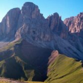 Paysage de sommets aux couleurs rouges avec beaucoup de végétation au pied des montagnes dans les dolomites, en Italie