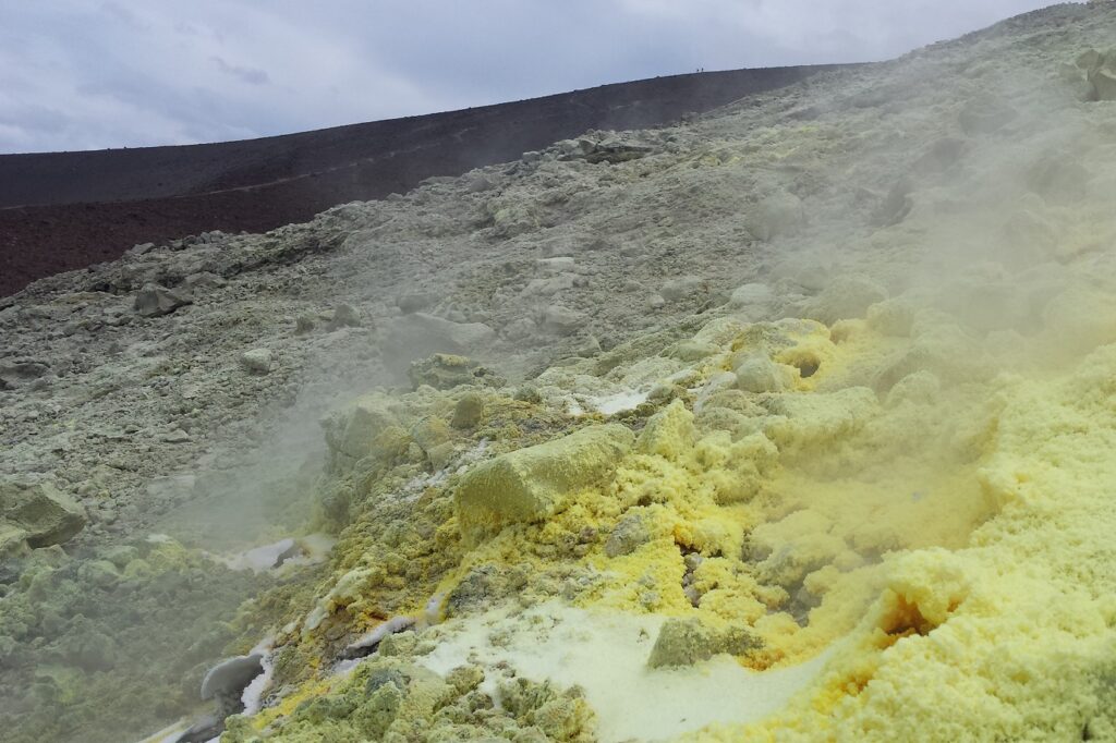 Photo du soufre présent sur les volcans, caractérisé par sa couleur jaune