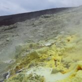 Photo du soufre présent sur les volcans, caractérisé par sa couleur jaune