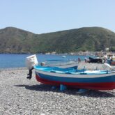 Bateaux à quai sur les îles éoliennes avec des sommets en fond