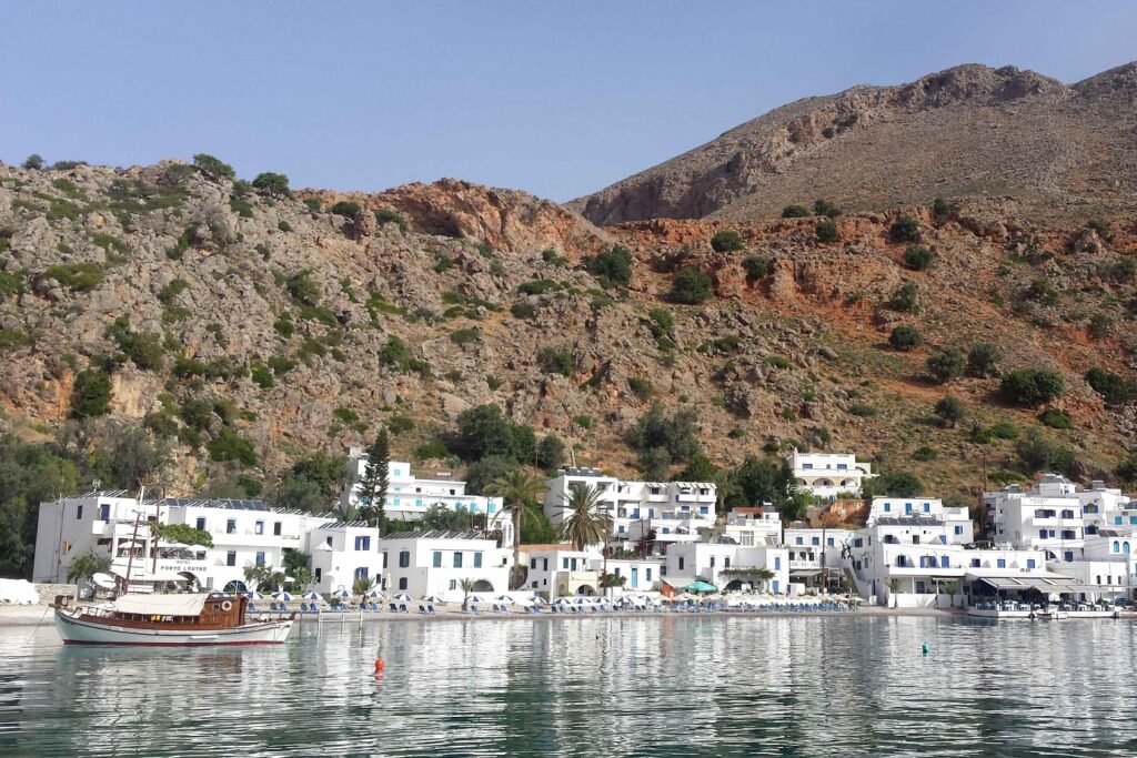 Paysage en Crète avec des maisons blanches au premier plan et des montagnes au-dessus