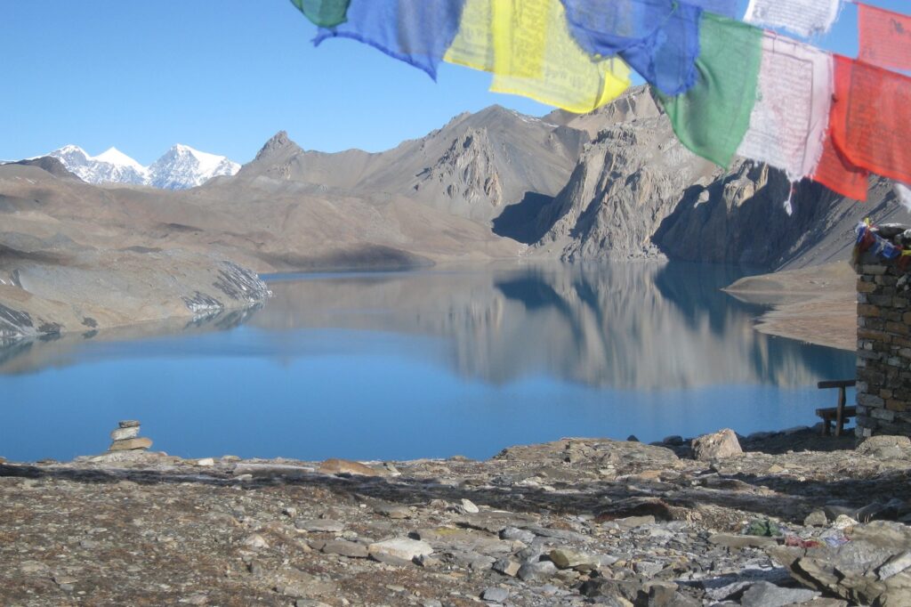 Paysage du lac Tilicho au Népal observé par des randonneurs lors d'un trek dans les Annapurnas et autour du lac Tilicho
