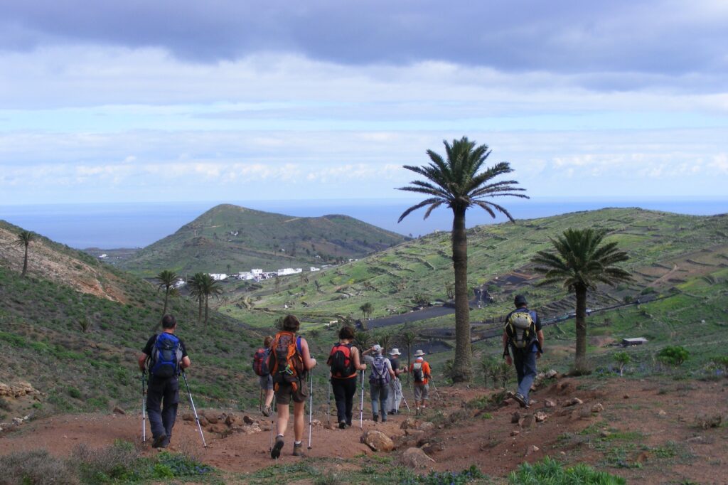 Groupe de randonneurs sur un sentier avec leur guide a Lanzarote dans les Canaries