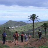 Groupe de randonneurs sur un sentier avec leur guide a Lanzarote dans les Canaries