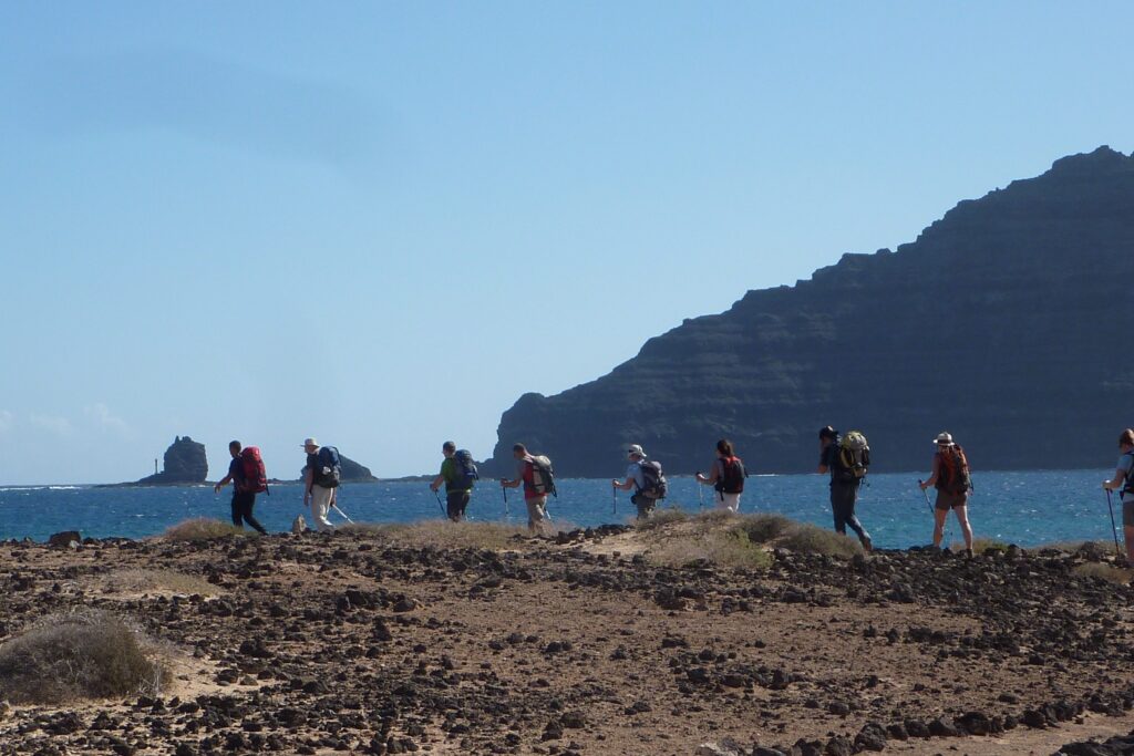 groupe de randonneurs sur un sentier en bord de mer