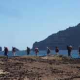 groupe de randonneurs sur un sentier en bord de mer