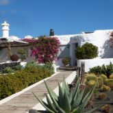 Maison typique de l'archipel des canaries avec de la végétation