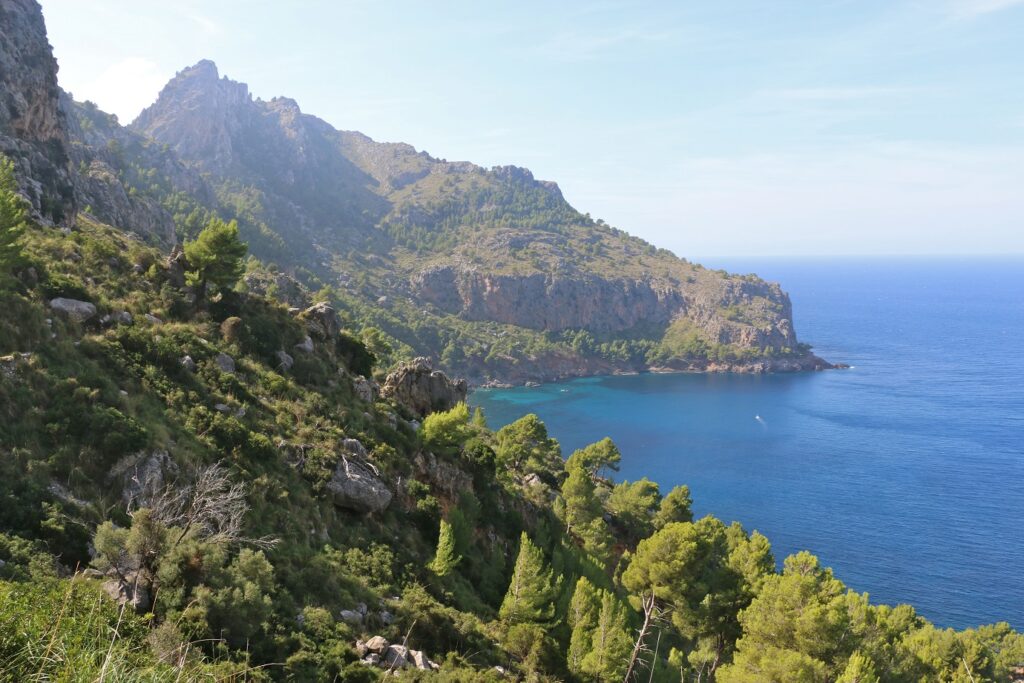 Paysage de la côte dans les Baléares avec la mer au loin et les montagnes au plus près
