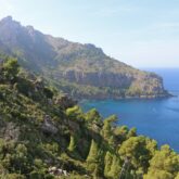 Paysage de la côte dans les Baléares avec la mer au loin et les montagnes au plus près