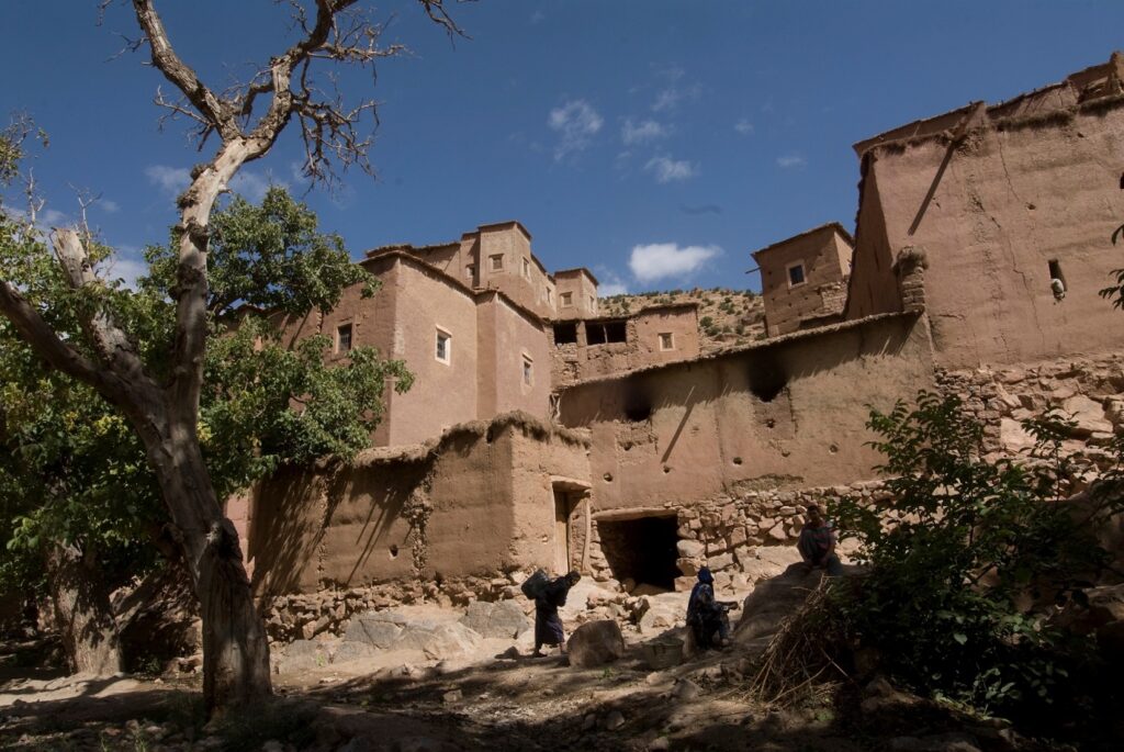 Paysage d'un village marocain dans la vallée des roses