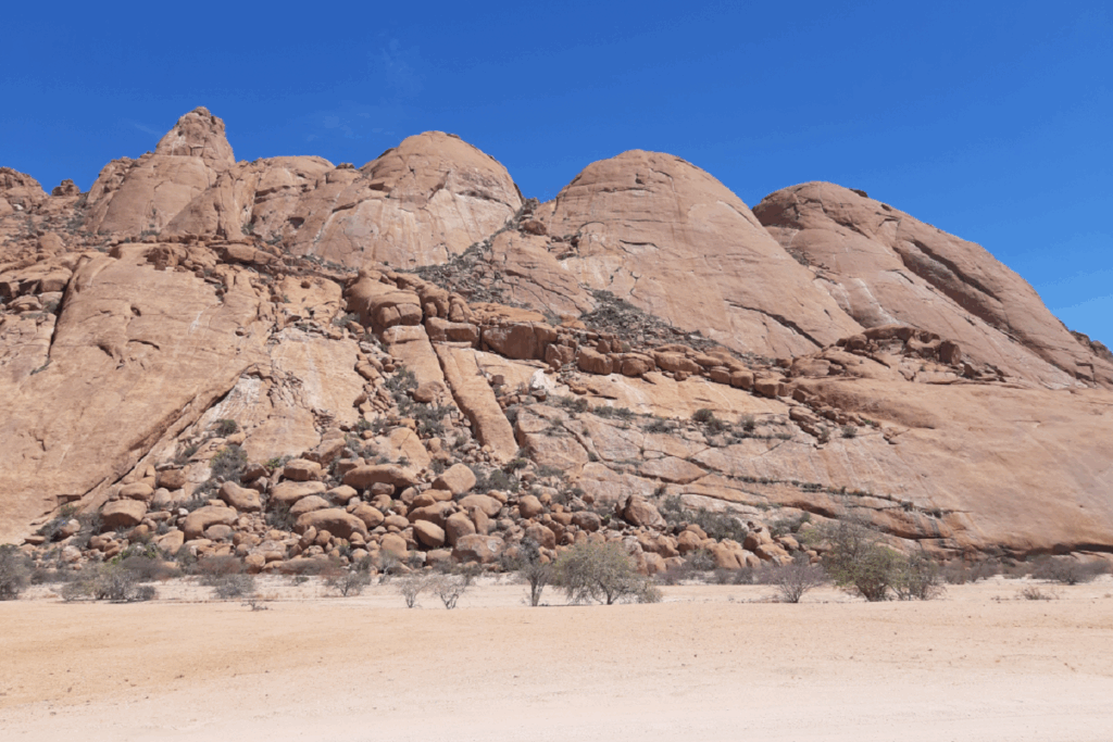 Paysage de Namibie avec des reliefs montagneux rocheux de couleur ocre