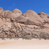 Paysage de Namibie avec des reliefs montagneux rocheux de couleur ocre