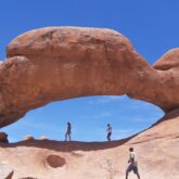 Enseble de roche formant un espace où des gens marchent, dans le désert de Namibie