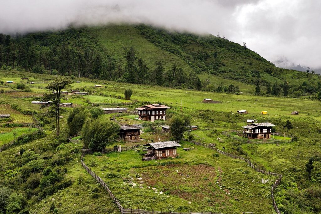Prise de vue en hauteurs de construction à flanc de montagne au Népal
