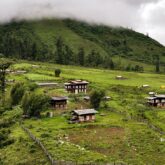 Prise de vue en hauteurs de construction à flanc de montagne au Népal