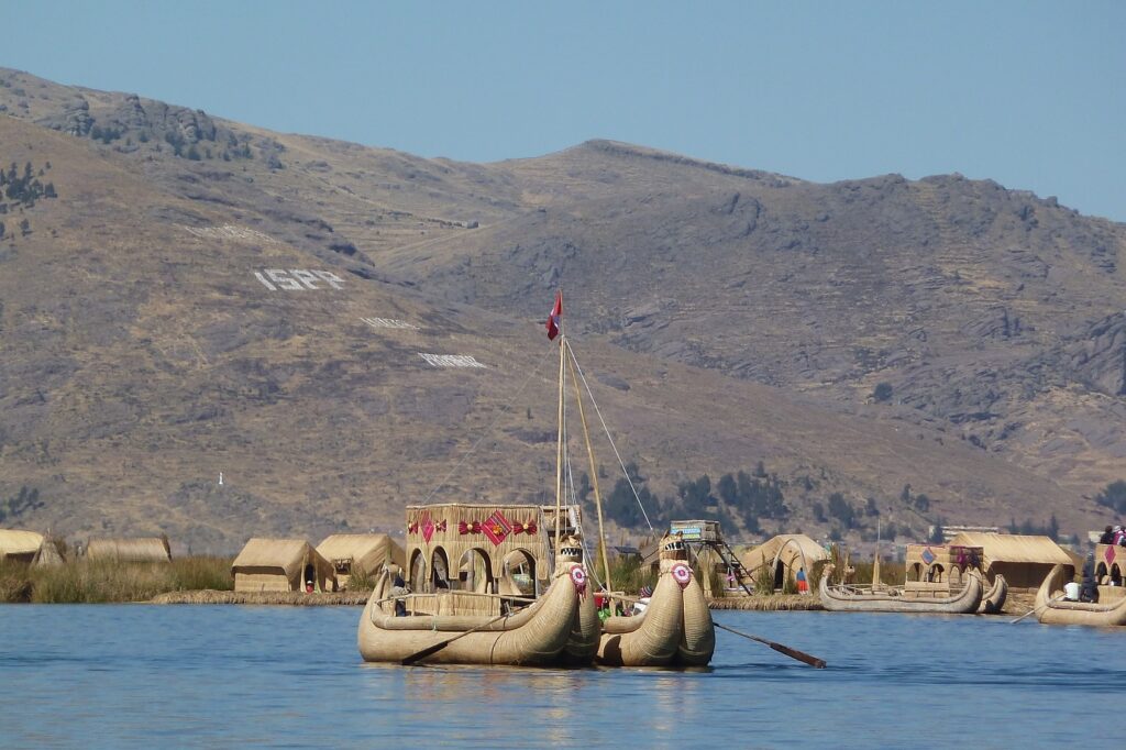 Bateau typique du Pérou avec en fond des sommets