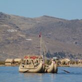 Bateau typique du Pérou avec en fond des sommets